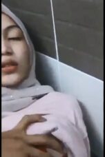 hijab cantik ml di toilet