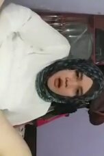 Jilbab semok Daster Putih Masturbasi