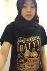 Pembantu Seneng Pamer Pake Jilbab Hitam