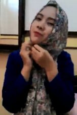 Tante - Sosialita Jilbab Selingkuh - Baju Biru