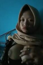 Bilang Sayang Jilbab Coklat Tembok Biru