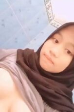 Nenen ABG Jilbab Coklat Di Kamar Mandi