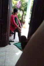 Eksibisionis Liatin Kontol ke mbak baju merah di ruang tamu