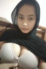 Jilbab Hitam Toge di ruang tamu