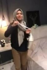 Bolos Jilbab Abu2 nyepong di hotel ada kursi sofa nya