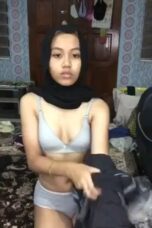 Jilbab Hitam pamer tete kecil cd bh biru