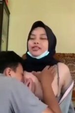 Minta Di Remes Cium Jilbab hitam masker di ruang tamu