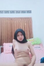 Jilbab hitam di colmek di kamar