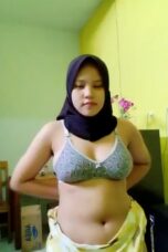 Jilbab baju kuning tete kenyal belakang kardus aqua