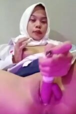 SMP masturbasi pake dildo pink