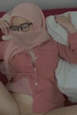 Jilbab Pink MOT doggy bantal putih