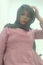 Aina Nabella jilbab hitam baju pink colmek tembok biru