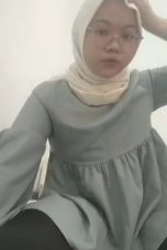 Aina Nabella jilbab putih baju biru colmek tembok biru