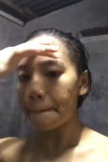 Nurul Syafina remes tete sambil mandi