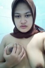 Gea jilbab coklat remas tete