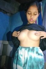 Keyla remas tete di kamar mandi tembok biru gantungan handuk