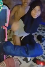 Jilbab biru lagi doggy ketahuan di rekam temannya malah ketawa